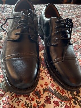 Men’s size 8 dress shoes